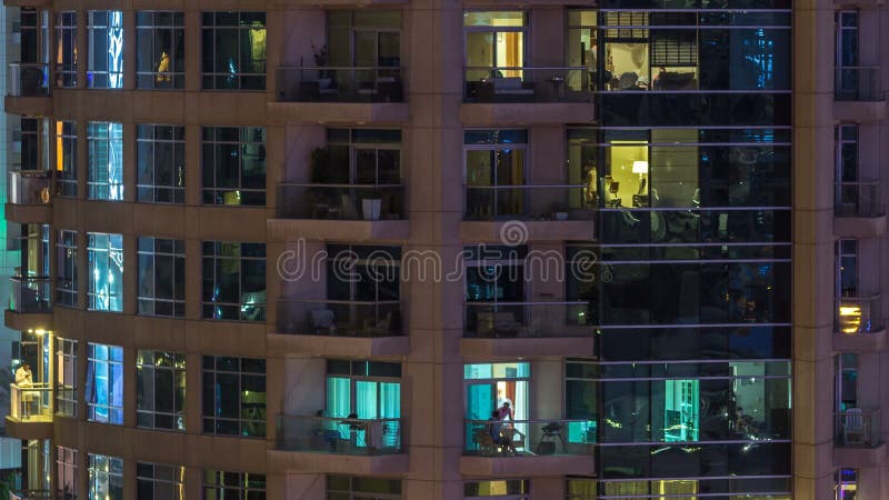 Windows du bâtiment à plusiers étages des personnes intérieures et mobiles d'éclairage en verre et en acier dans le timelapse banque de vidéos