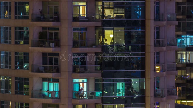 Windows du bâtiment à plusiers étages des personnes intérieures et mobiles d'éclairage en verre et en acier dans le timelapse banque de vidéos