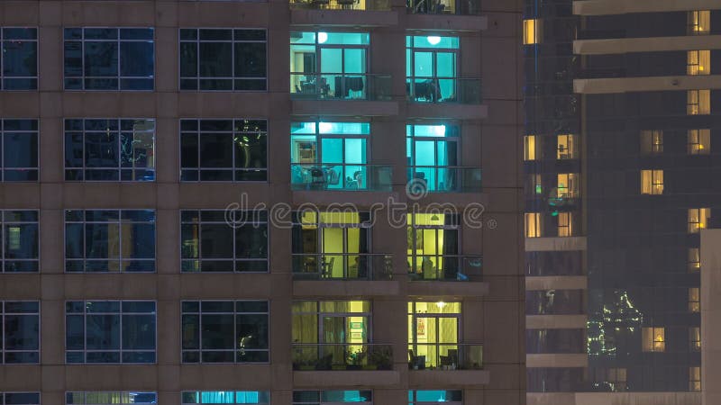 Windows du bâtiment à plusiers étages des personnes intérieures et mobiles d'éclairage en verre et en acier dans le timelapse banque de vidéos