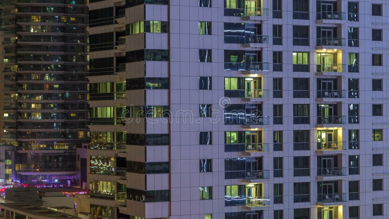 Windows du bâtiment à plusiers étages des personnes intérieures et mobiles d'éclairage en verre et en acier dans le timelapse banque de vidéos