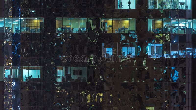 Windows du bâtiment à plusiers étages des personnes intérieures et mobiles d'éclairage en verre et en acier dans le timelapse banque de vidéos