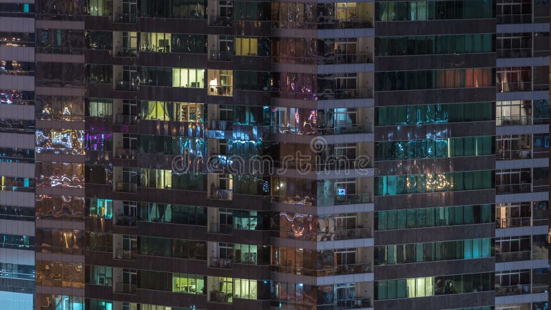 Windows du bâtiment à plusiers étages des personnes intérieures et mobiles d'éclairage en verre et en acier dans le timelapse banque de vidéos