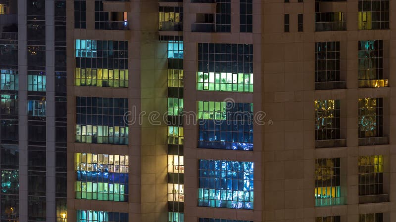 Windows du bâtiment à plusiers étages des personnes intérieures et mobiles d'éclairage en verre et en acier dans le timelapse banque de vidéos
