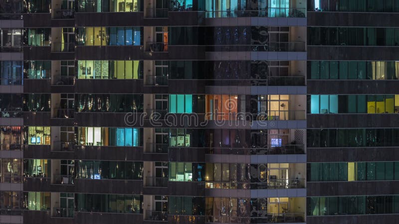 Windows du bâtiment à plusiers étages des personnes intérieures et mobiles d'éclairage en verre et en acier dans le timelapse banque de vidéos
