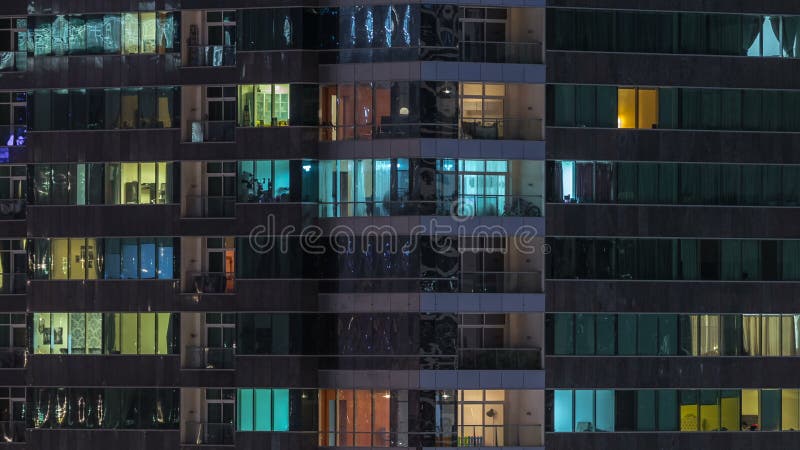 Windows du bâtiment à plusiers étages des personnes intérieures et mobiles d'éclairage en verre et en acier dans le timelapse banque de vidéos
