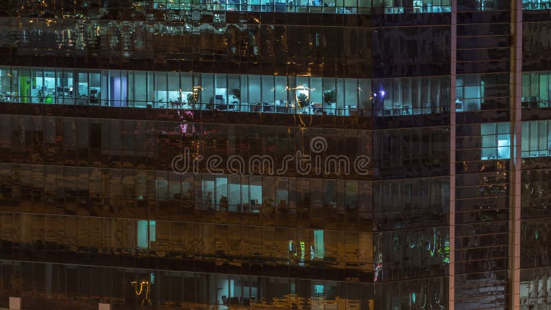 Windows du bâtiment à plusiers étages des personnes intérieures et mobiles d'éclairage en verre et en acier dans le timelapse banque de vidéos
