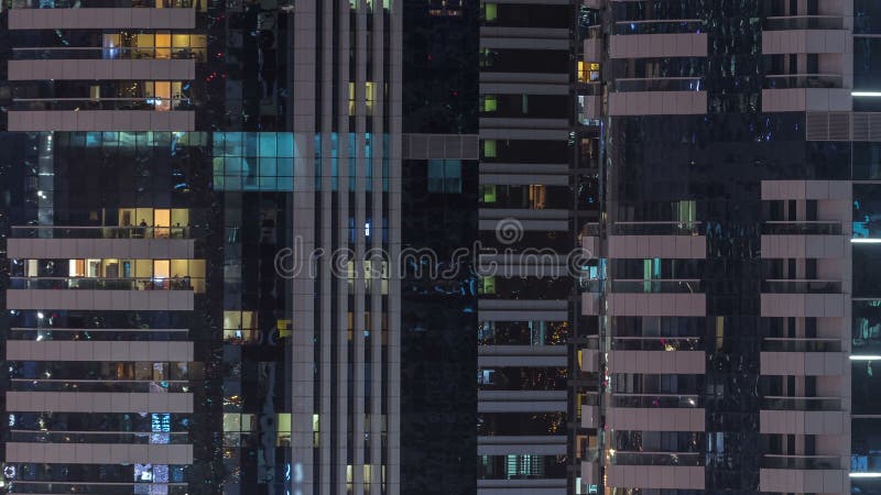 Windows du bâtiment à plusiers étages des personnes intérieures et mobiles d'éclairage en verre et en acier dans le timelapse banque de vidéos
