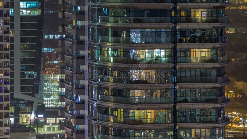 Windows du bâtiment à plusiers étages des personnes intérieures et mobiles d'éclairage en verre et en acier dans le timelapse clips vidéos