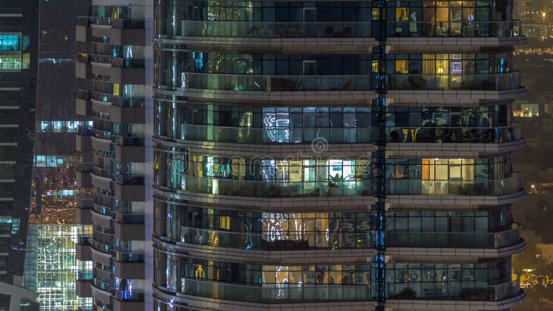 Windows du bâtiment à plusiers étages des personnes intérieures et mobiles d'éclairage en verre et en acier dans le timelapse banque de vidéos
