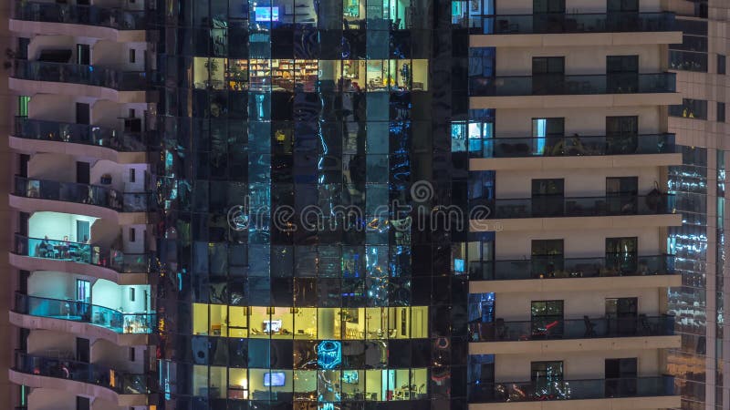 Windows du bâtiment à plusiers étages des personnes intérieures et mobiles d'éclairage en verre et en acier dans le timelapse banque de vidéos