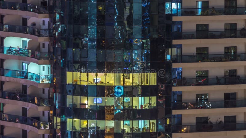 Windows du bâtiment à plusiers étages des personnes intérieures et mobiles d'éclairage en verre et en acier dans le timelapse banque de vidéos