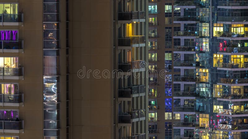 Windows du bâtiment à plusiers étages des personnes intérieures et mobiles d'éclairage en verre et en acier dans le timelapse clips vidéos
