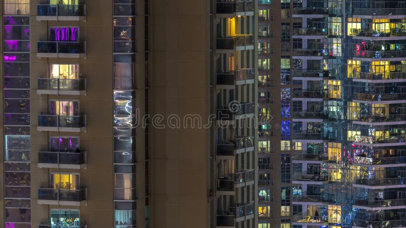 Windows du bâtiment à plusiers étages des personnes intérieures et mobiles d'éclairage en verre et en acier dans le timelapse banque de vidéos