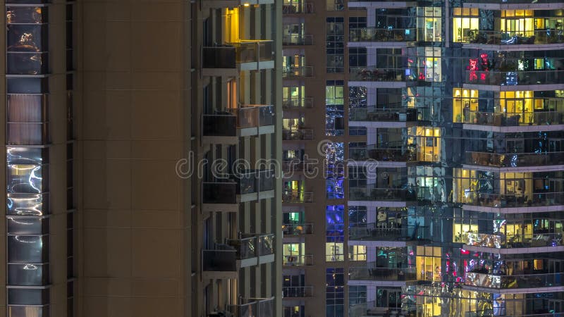 Windows du bâtiment à plusiers étages des personnes intérieures et mobiles d'éclairage en verre et en acier dans le timelapse banque de vidéos
