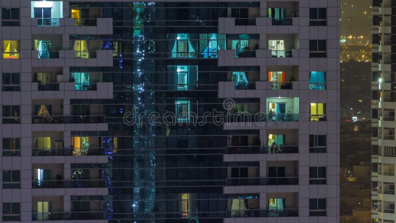 Windows du bâtiment à plusiers étages des personnes intérieures et mobiles d'éclairage en verre et en acier dans le timelapse banque de vidéos