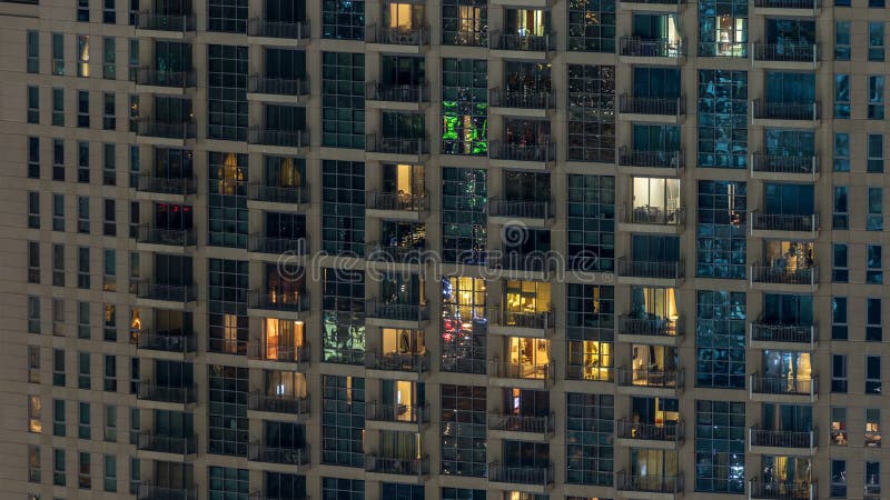 Windows du bâtiment à plusiers étages des personnes intérieures et mobiles d'éclairage en verre et en acier dans le timelapse banque de vidéos