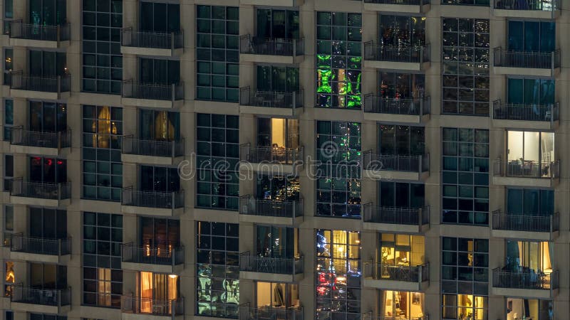 Windows du bâtiment à plusiers étages des personnes intérieures et mobiles d'éclairage en verre et en acier dans le timelapse banque de vidéos