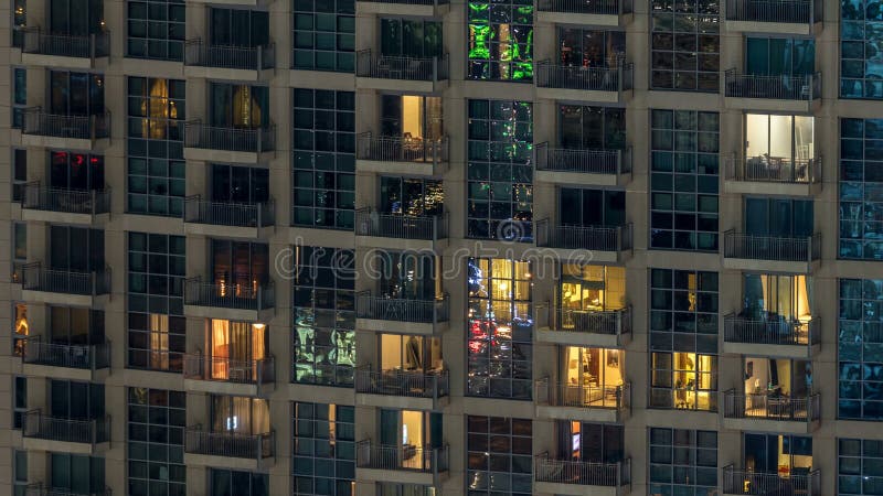 Windows du bâtiment à plusiers étages des personnes intérieures et mobiles d'éclairage en verre et en acier dans le timelapse banque de vidéos
