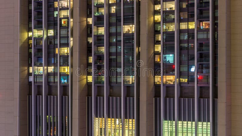 Windows du bâtiment à plusiers étages des personnes intérieures et mobiles d'éclairage en verre et en acier dans le timelapse banque de vidéos