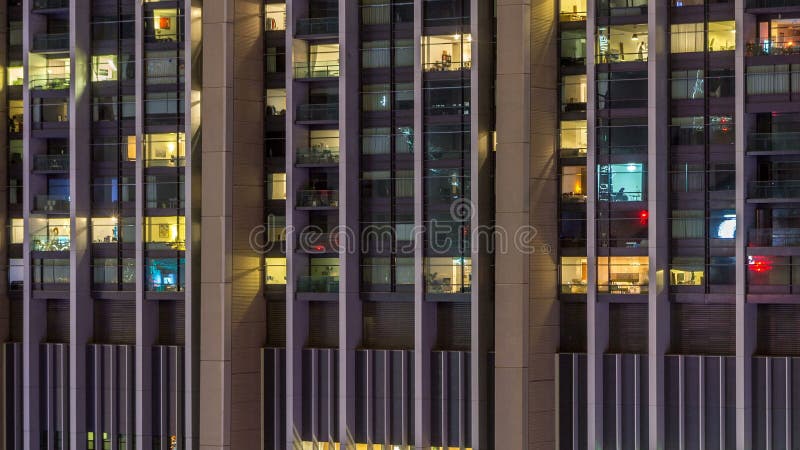 Windows du bâtiment à plusiers étages des personnes intérieures et mobiles d'éclairage en verre et en acier dans le timelapse banque de vidéos