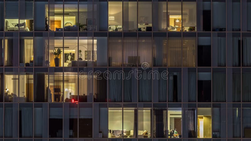 Windows du bâtiment à plusiers étages des personnes intérieures et mobiles d'éclairage en verre et en acier dans le timelapse banque de vidéos