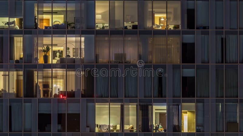 Windows du bâtiment à plusiers étages des personnes intérieures et mobiles d'éclairage en verre et en acier dans le timelapse banque de vidéos