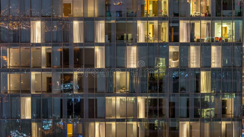 Windows du bâtiment à plusiers étages des personnes intérieures et mobiles d'éclairage en verre et en acier dans le timelapse clips vidéos