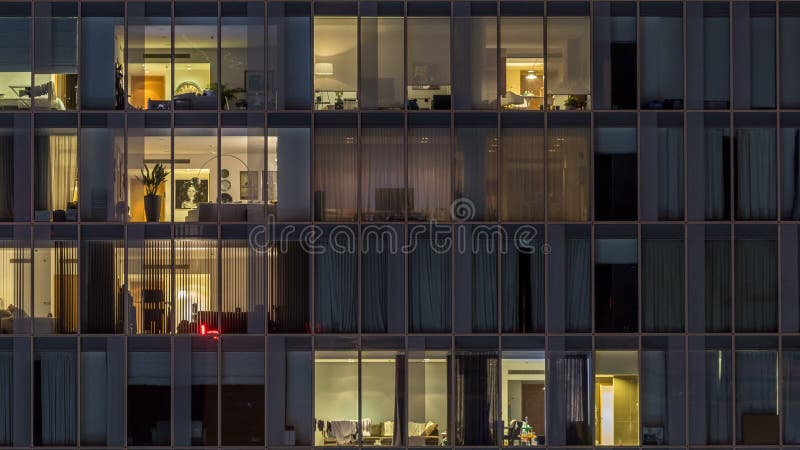 Windows du bâtiment à plusiers étages des personnes intérieures et mobiles d'éclairage en verre et en acier dans le timelapse banque de vidéos