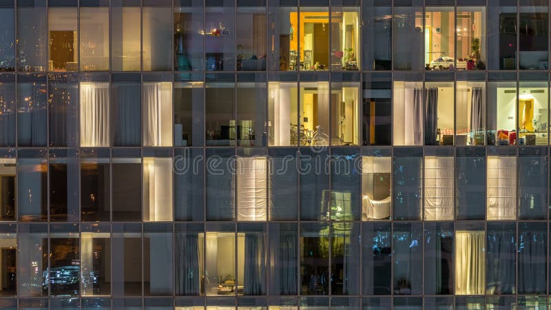 Windows du bâtiment à plusiers étages des personnes intérieures et mobiles d'éclairage en verre et en acier dans le timelapse clips vidéos