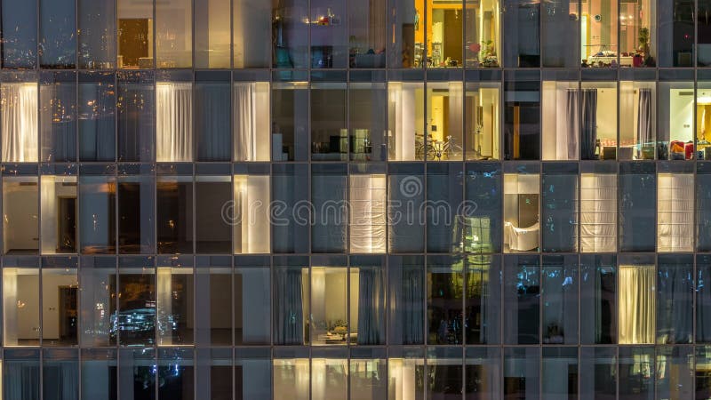 Windows du bâtiment à plusiers étages des personnes intérieures et mobiles d'éclairage en verre et en acier dans le timelapse clips vidéos