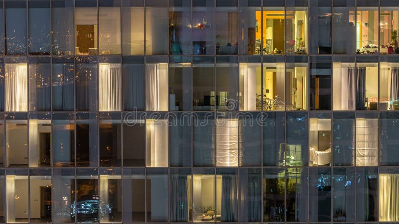 Windows du bâtiment à plusiers étages des personnes intérieures et mobiles d'éclairage en verre et en acier dans le timelapse banque de vidéos