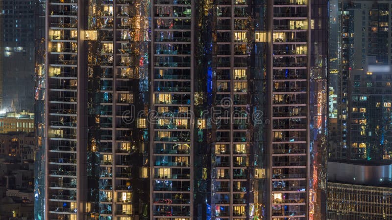 Windows du bâtiment à plusiers étages des personnes intérieures et mobiles d'éclairage en verre et en acier dans le timelapse clips vidéos