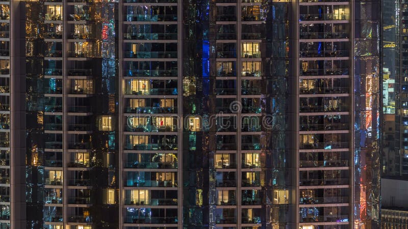 Windows du bâtiment à plusiers étages des personnes intérieures et mobiles d'éclairage en verre et en acier dans le timelapse clips vidéos