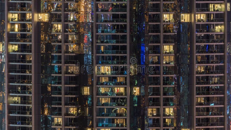 Windows du bâtiment à plusiers étages des personnes intérieures et mobiles d'éclairage en verre et en acier dans le timelapse clips vidéos