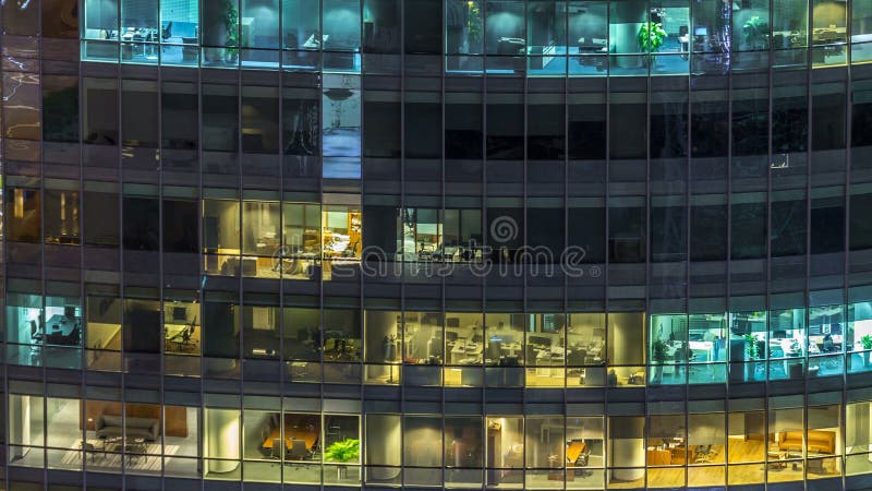 Windows du bâtiment à plusiers étages des personnes intérieures et mobiles d'éclairage en verre et en acier dans le timelapse banque de vidéos
