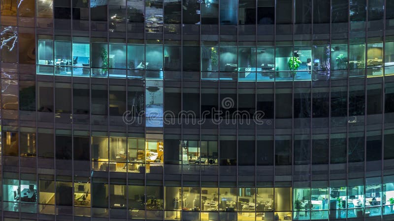 Windows du bâtiment à plusiers étages des personnes intérieures et mobiles d'éclairage en verre et en acier dans le timelapse banque de vidéos