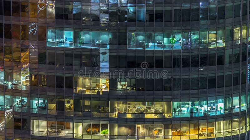 Windows du bâtiment à plusiers étages des personnes intérieures et mobiles d'éclairage en verre et en acier dans le timelapse banque de vidéos