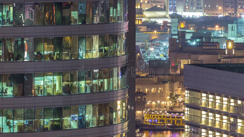 Windows du bâtiment à plusiers étages des personnes intérieures et mobiles d'éclairage en verre et en acier dans le timelapse clips vidéos