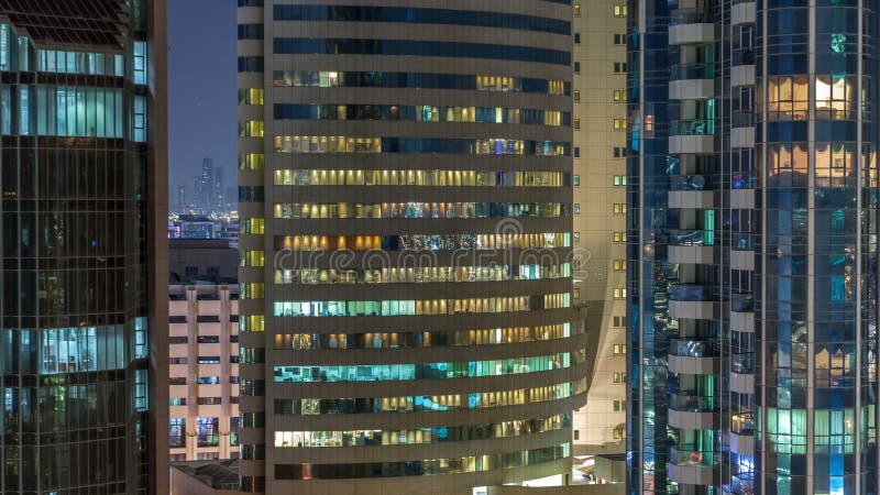 Windows du bâtiment à plusiers étages des personnes intérieures et mobiles d'éclairage en verre et en acier dans le timelapse banque de vidéos