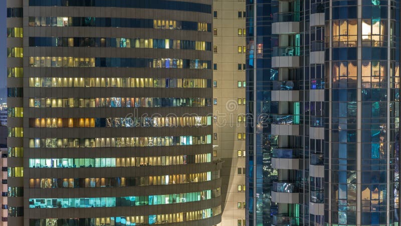 Windows du bâtiment à plusiers étages des personnes intérieures et mobiles d'éclairage en verre et en acier dans le timelapse banque de vidéos