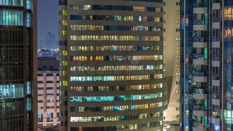Windows du bâtiment à plusiers étages des personnes intérieures et mobiles d'éclairage en verre et en acier dans le timelapse clips vidéos