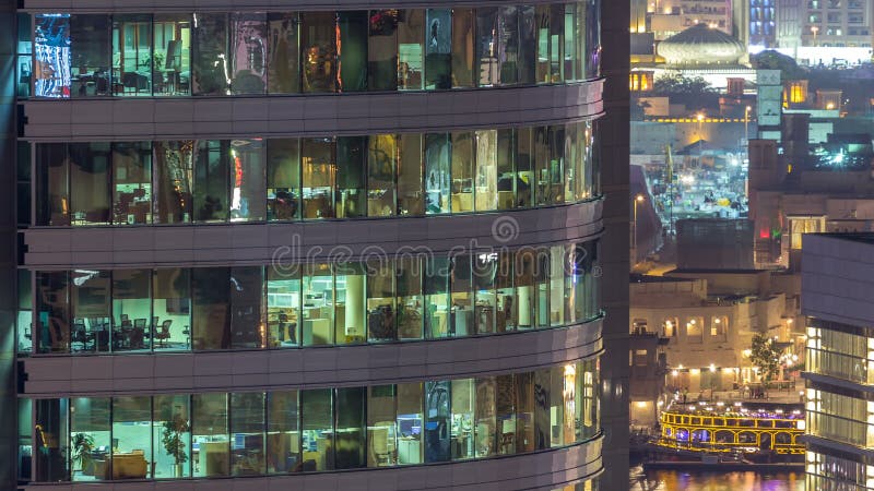 Windows du bâtiment à plusiers étages des personnes intérieures et mobiles d'éclairage en verre et en acier dans le timelapse banque de vidéos