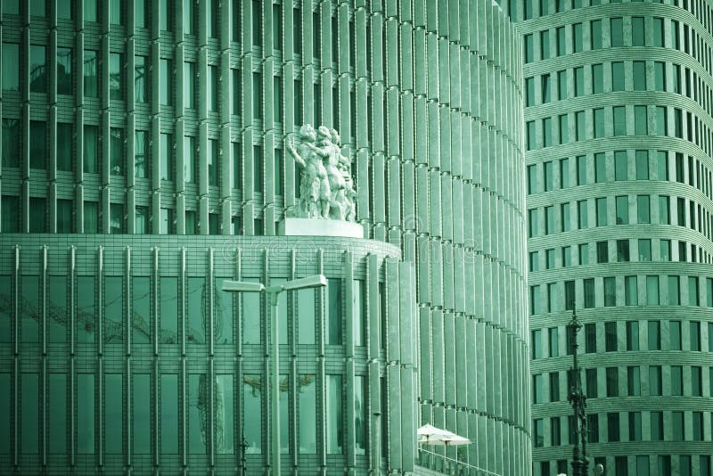 Windows en los edificios de oficinas fotografía de archivo libre de regalías Windows en los edificios de oficinas fotografía de archivo libre de regalías