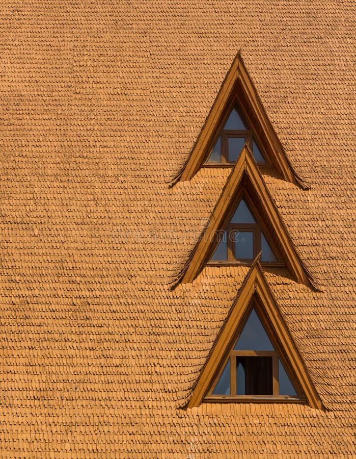 Windows på ett wood singeltak arkivfoton Windows på ett wood singeltak arkivfoton