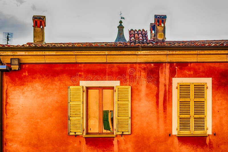 Windows sulla parete rossa fotografia stock Windows sulla parete rossa fotografia stock