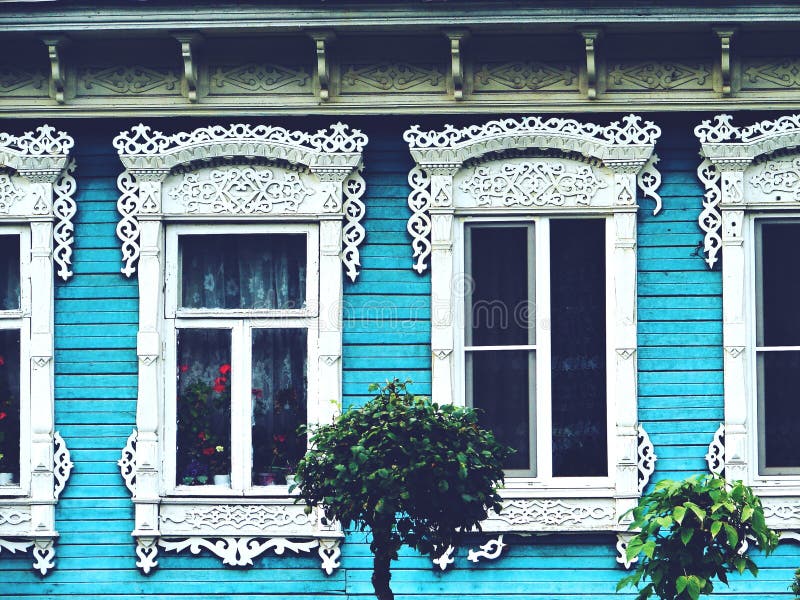 Windows sur un mur en bois de maison photo stock Windows sur un mur en bois de maison photo stock