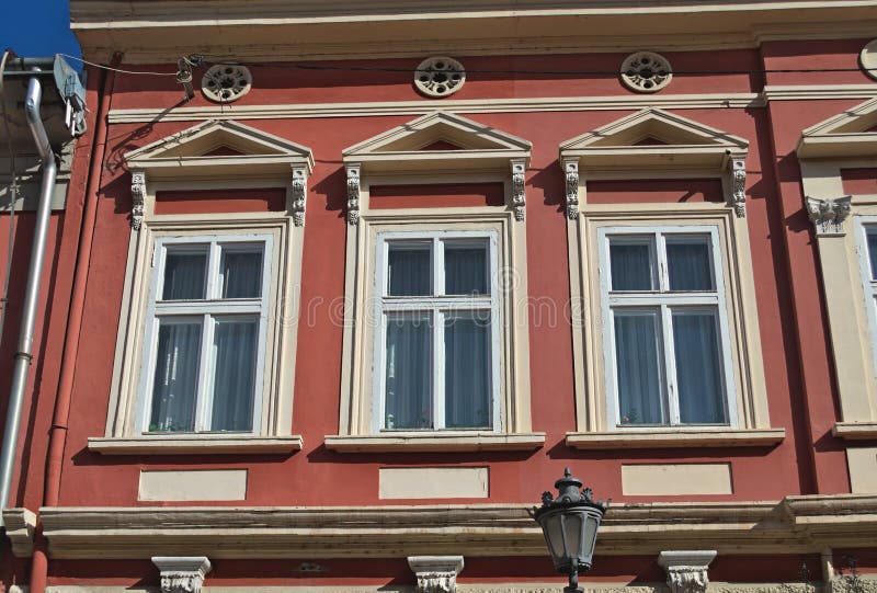 Windows sur un vieux bâtiment du 19ème siècle reconstitué