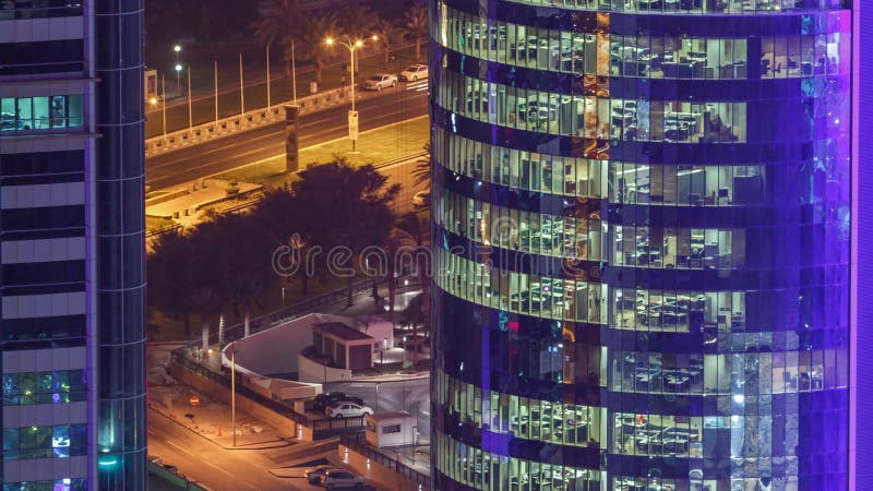 Windows timelapse del edificio de varios pisos de la oficina de vidrio y acero