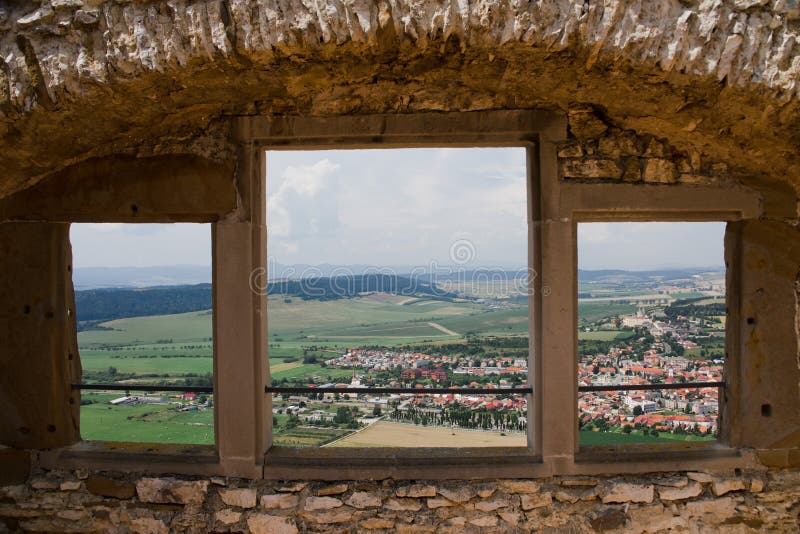 Výhled z oken na Podhradie ze zříceniny hradu Spišského hradu na Slovensku