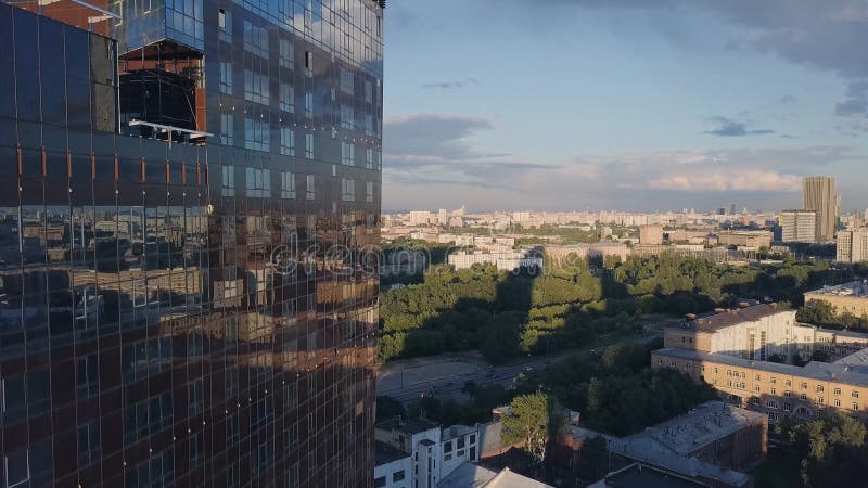 Windows офиса небоскреба с голубым небом зажим Корпоративное здание в городе Небоскреб с отраженным Windows стоковые изображения Windows офиса небоскреба с голубым небом зажим Корпоративное здание в городе Небоскреб с отраженным Windows стоковые изображения